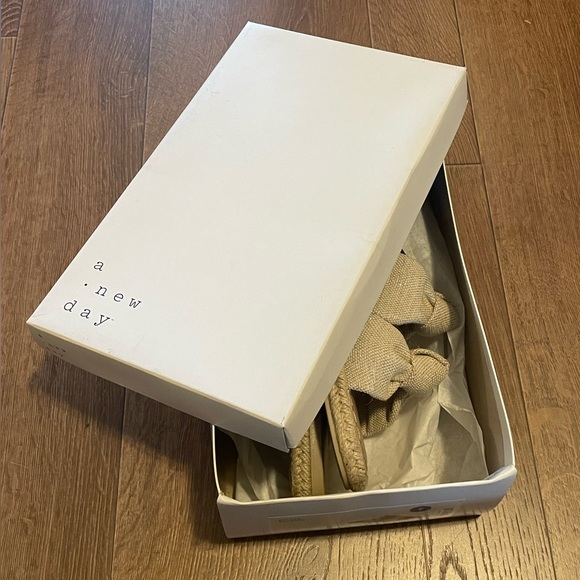 Miriam Sandal - Size 7 - Picture 6 of 7